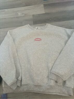 Missguided Light Gray Crewneck Sweatshirt with Pink Lip Graphic